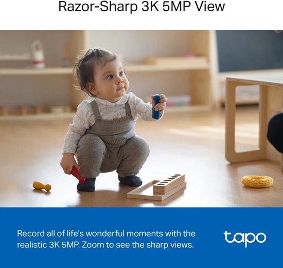 Een baby in een tuinbroek zit op de grond, met de tekst 'Razor-Sharp 3K 5MP View' en 'Record all of life's wonderful moments'.