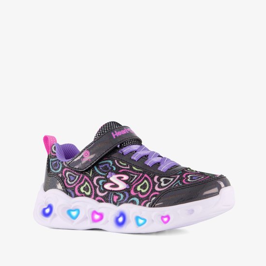 Zwarte sneaker met paarse veters, hartjesprint in diverse kleuren en lichtgevende hartjes in de zool.