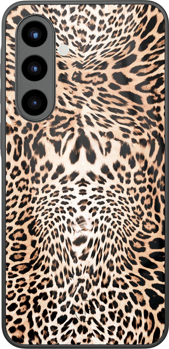Hoesje geschikt voor Samsung Galaxy A56 - Luipaardprint - Luxe Glazen Hardcase - Luipaardprint - Bruin