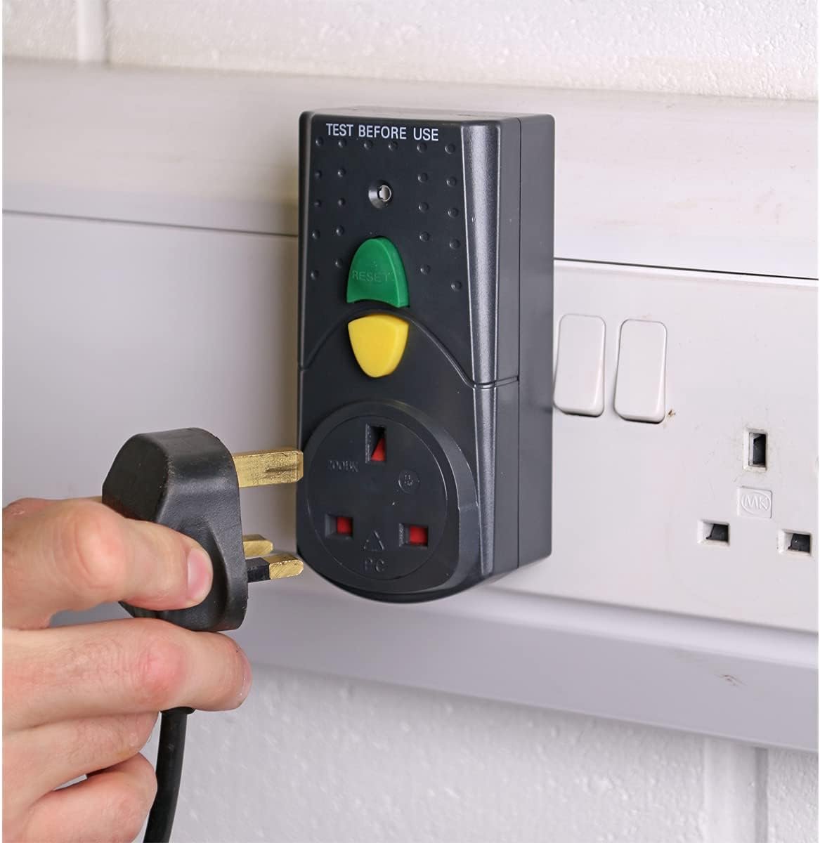 Veiligheidsadapter - Aardlekschakelaar - Veilig Elektriciteit - Automatische Uitschakeling - 230V - Zwart
