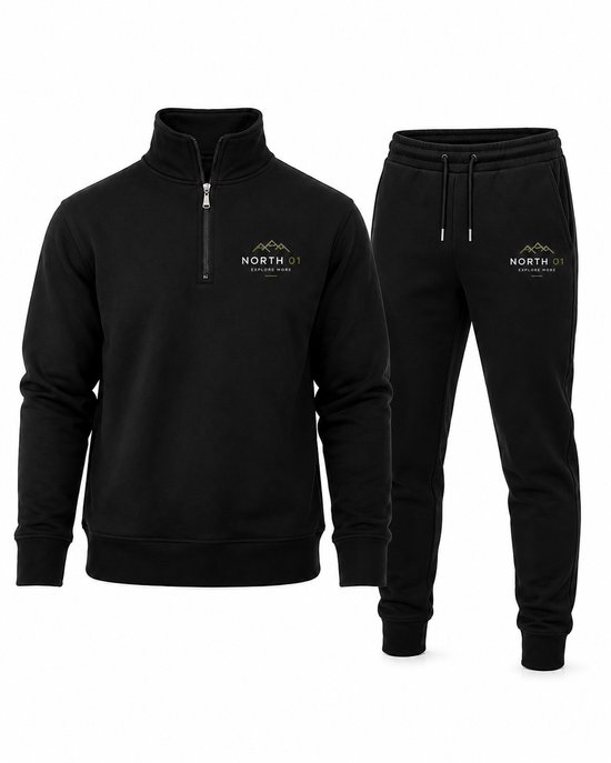 Zwart trainingspak bestaande uit een halfrits sweater en joggingbroek, beide met 'North 01 Explore More' logo.