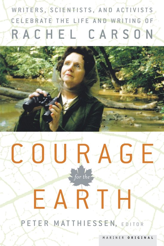 Rachel Carson met verrekijker voor een bosrivier. Titel: Courage for the Earth.
