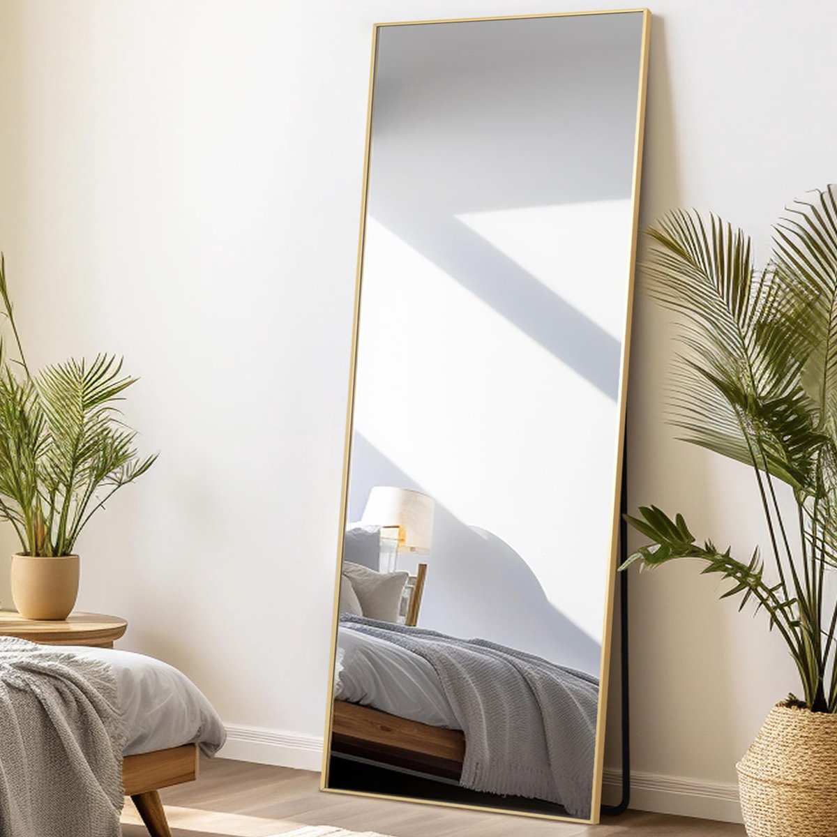 Spiegel over heel de lengte, vrijstaande vloerspiegel voor de slaapkamer, woonkamer en entree, ideaal voor elke ruimte, gouden rechthoekige rand, 147 x 44 cm