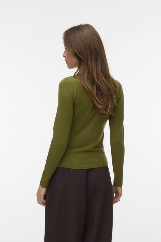 Vrouw van achteren gezien, draagt een olijfgroen T-shirt met lange mouwen en een donkere broek.