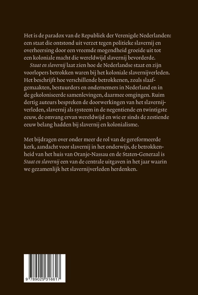 De achterkant van een boek met de titel 'Staat en slavernij', dat gaat over de Nederlandse slavernij en kolonialisme.