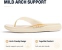 Beige teenslipper met uitleg over zachte demping en voetboogondersteuning.