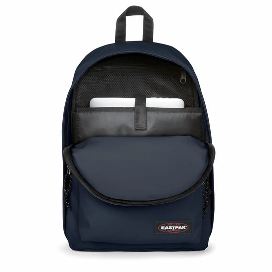 Navy Eastpak Out of Office rugzak open, met laptopvak en Eastpak logo.