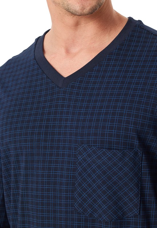 Close-up van de borst van een man in een donkerblauwe pyjamatop met V-hals, borstzakje en ruitpatroon.