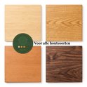 Vier vierkante houten snijplanken in bamboe, eiken, kersenhout en walnoothout.
