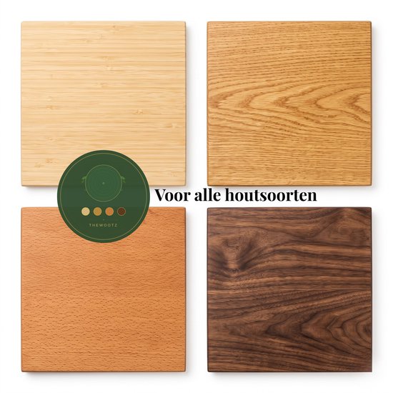 Vier vierkante houten snijplanken in bamboe, eiken, kersenhout en walnoothout.