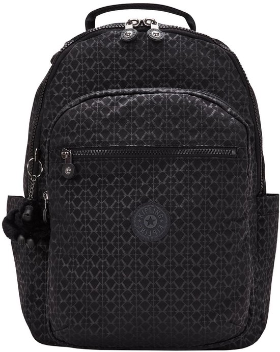 Zwarte Kipling Seoul rugzak met een subtiel geometrisch patroon en een donkere Kipling-hanger.