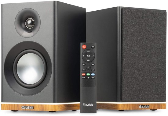 Set Audizio speakers, één met zichtbare woofer en tweeter, en een zwarte afstandsbediening.