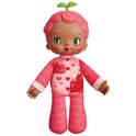Schattige pop met roze krullend haar, groene ogen, draagt een roze pyjama met hartjes en blaadjes. Twee groene blaadjes op haar hoofd.