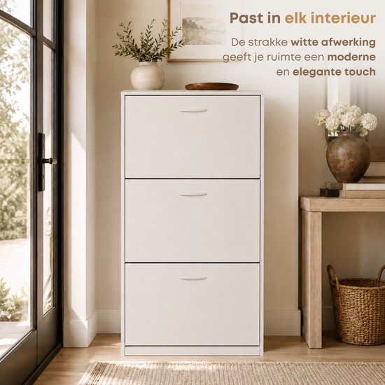 Meuble à chaussures blanc moderne à trois tiroirs dans un intérieur avec porte et fenêtre. Texte : "S'adapte à tous les intérieurs".