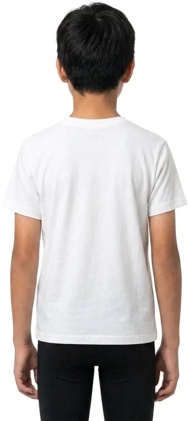 Jongen met kort zwart haar, van achteren gezien, in een witte T-shirt met korte mouwen en een zwart Nike logo op de rug.
