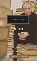 Boek 'Atonement' van Ian McEwan, met een portret van de auteur op de voorkant, omringd door boeken.