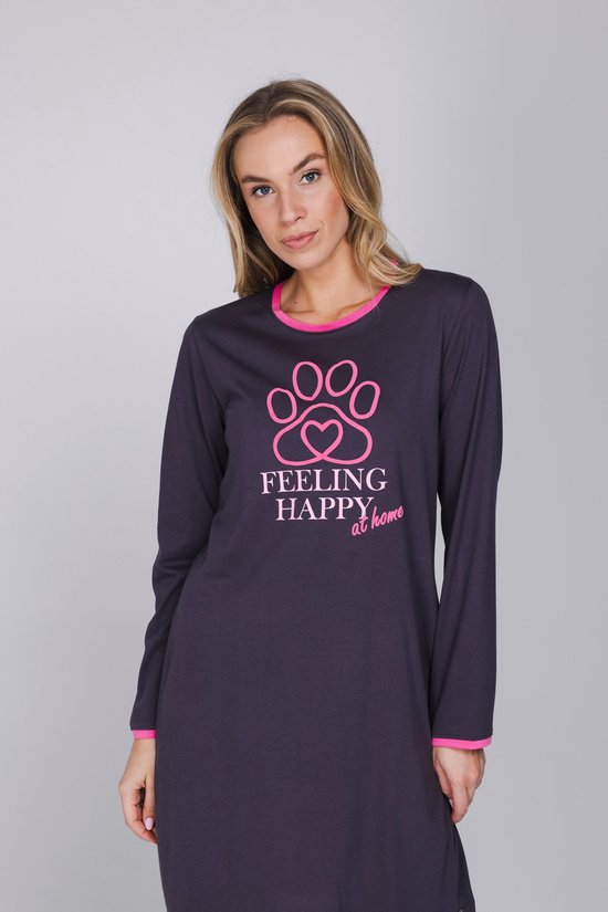 Model in donkergrijs nachthemd met lange mouwen, roze boorden en een roze pootafdruk met tekst 'FEELING HAPPY at home'.