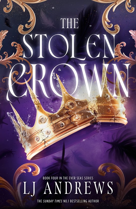 De titel van het boek is 'The Stolen Crown'. De kaft toont een gouden kroon met diamanten, omringd door gouden ornamenten en zwarte veren op een paarse achtergrond.