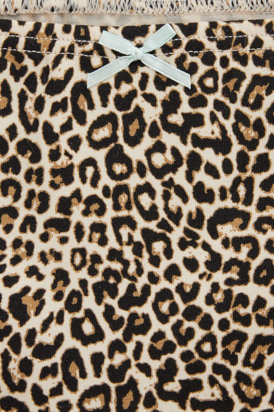 Bruine hipster met luipaardprint en lichtgroen strikje.