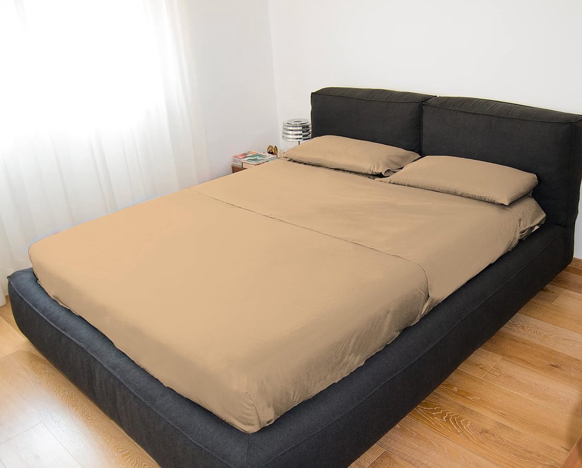 Beddengoedset voor tweepersoonsbed, strijkvrij, van 100% polyester microvezel, bestaande uit 2 lakens en 2 kussenslopen, eenkleurig, gemaakt in Italië.
