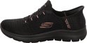 Zwarte Skechers instapper met roze logo en veters. Textuur op het textiel en de zool.
