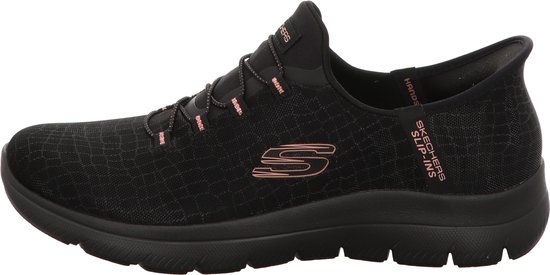 Zwarte Skechers instapper met roze logo en veters. Textuur op het textiel en de zool.
