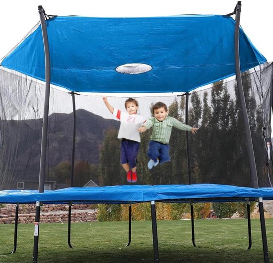 Twee jongens springen op een blauwe trampoline onder een blauw zonnescherm met veiligheidsnet.
