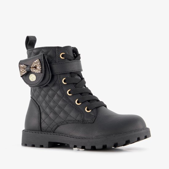 Zwarte veterboot met ruitpatroon, gesp, rits en een versierd strikje.