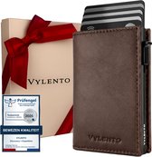 Bruine pasjeshouder met pasjes uitgeschoven, naast een geschenkdoos van Vylento en een Prüfengel keurmerk.