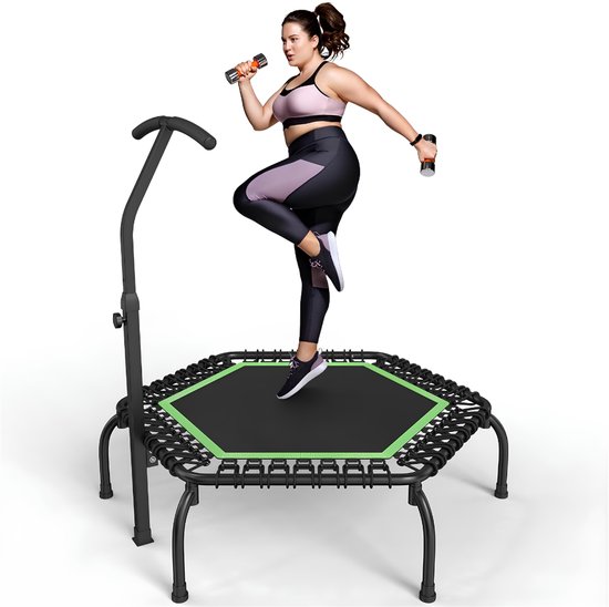 Vrouw traint met gewichten op een zwarte fitness trampoline met verstelbare handrail en groene rand.