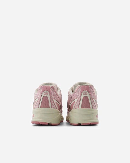 Achterkant van roze New Balance sneakers met beige zolen.