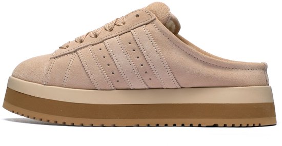 Zijaanzicht van beige suède adidas Campus instapper met dikke bruine zool.