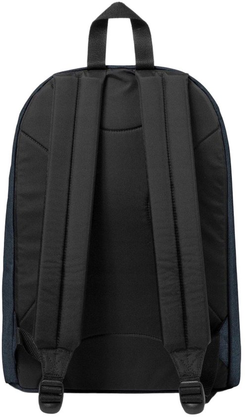 Achterkant van een donkerblauwe Eastpak rugzak met zwarte schouderbanden.