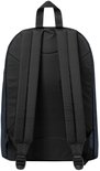 Achterkant van een donkerblauwe Eastpak rugzak met zwarte schouderbanden.