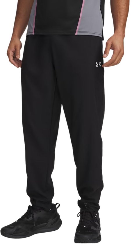 Zwarte trainingsbroek voor heren met wit Under Armour logo op linkerbeen.