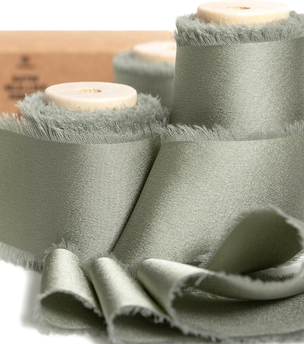 Saliegroen Stoffen Lint, 3,8 cm x 13,7 m met Houten Spoel, Handgemaakte Franje Linten voor Cadeauverpakking, Feestelijke Decoraties, DIY Handwerk, Bruidsboeketten Bruiloft