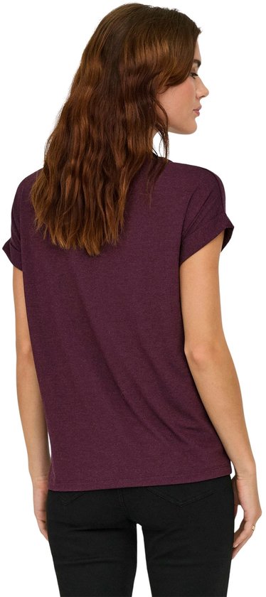 Model van achteren gezien, draagt een bordeauxrood gemêleerd t-shirt met omgeslagen mouwen.