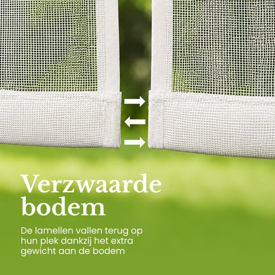Gedetailleerde foto van de verzwaarde onderkant van een witte lamellenhor met pijlen die de sluiting aangeven.