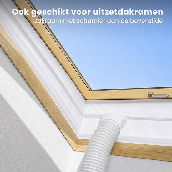 Airco raamafdichtingskit geïnstalleerd in een uitzetraam met scharnier aan de bovenzijde.