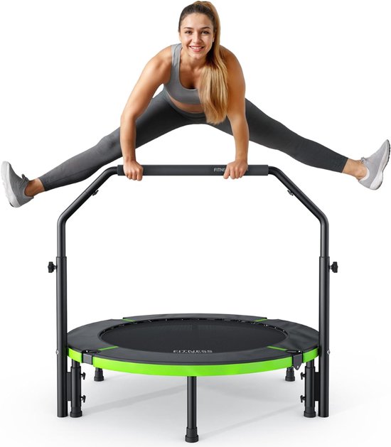 Een vrouw maakt een split op de fitness trampoline met handgreep.