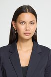 Close-up van een model met een donkerblauwe blazer.