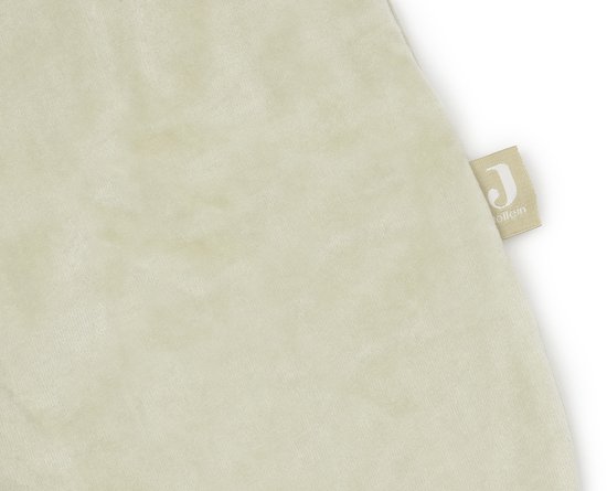 Zachte, lichtgroene (matcha) velours slaapzak van Jollein.