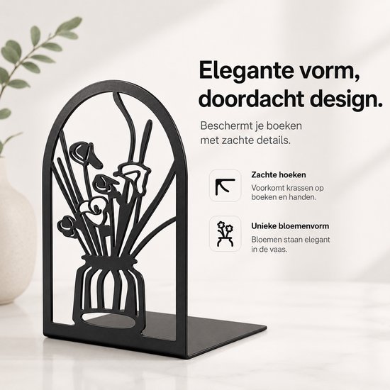 Zwarte metalen boekensteun met gestileerde bloemen in een vaas, binnen een boogvormig frame. Zachte hoeken voorkomen krassen.