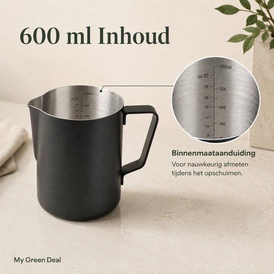 Zwarte RVS melkopschuimkan met handvat en maatstreepjes (oz, ml), met een detailfoto van de binnenkant. Tekst: "600 ml Inhoud".