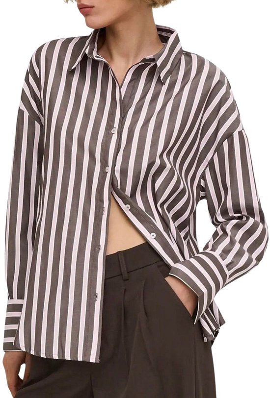 Le mannequin porte une chemise rayée marron et rose à manches longues, boutonnée ouverte.