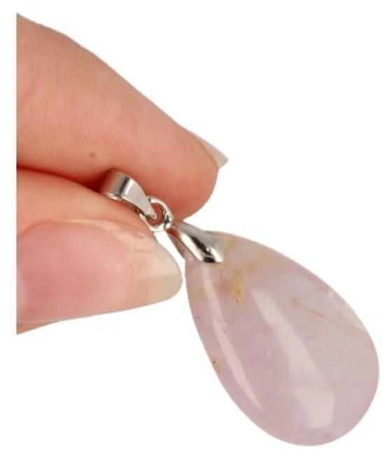 Vinger toont druppelvormige hanger van roze kwarts met zilveren bevestiging.