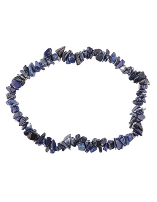 Donkerblauwe, onregelmatige lapis lazuli splitsteentjes tot een armband geregen.