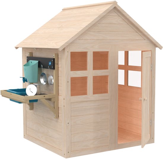 Houten speelhuisje met een open deur, raam, en grijze wasbak met blauwe bak.