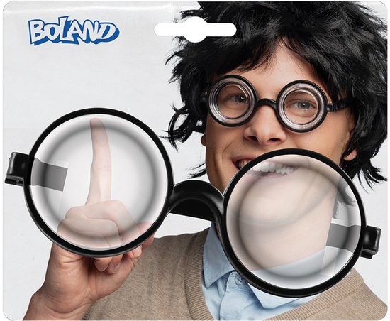 Verpakking met man, pruik, Boland logo, en ronde, zwarte bril met dikke glazen.