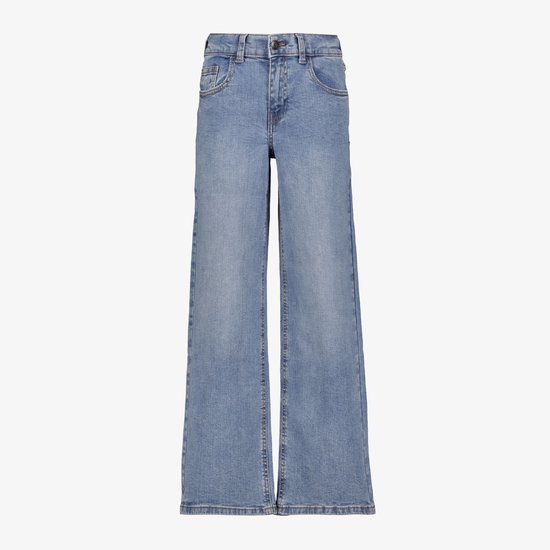 Voorkant van een wijde, lichtblauwe spijkerbroek met normale taille, riemlussen en knoopsluiting.